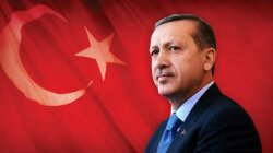 Реджеп Эрдоган на фоне флага Турции