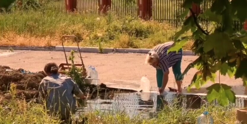В Мариуполе мрази Путина заставили людей пить техническую воду из луж
