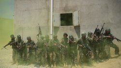 Солдати Афганської національної армії тренуються у Кабульському військовому навчальному центрі