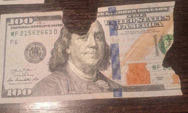 Пошкоджена доларова купюра