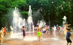 Киевляне спасаются от летней жары в фонтанах. Играют дети