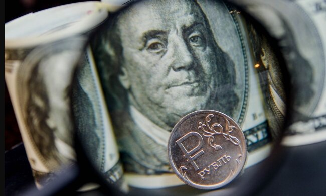 Рубль начал падать к доллару и евро на фоне сообщений о новых санкциях США