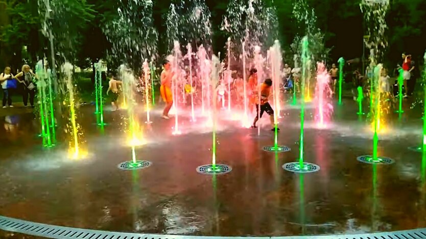 Жаркое лето в Киеве: дети играют среди фонтанов