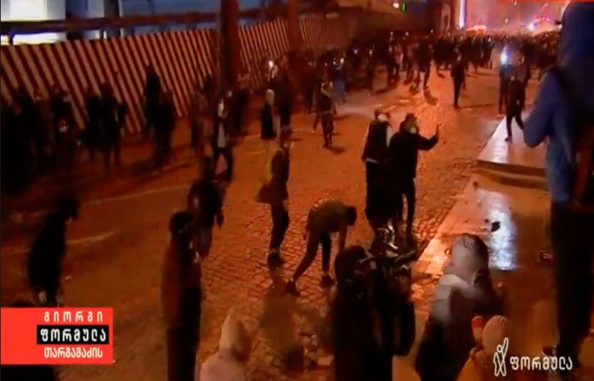 Слышны выстрелы: в Тбилиси против протестующих применяют слезоточивый газ и светошумовые гранаты