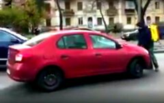 В Киеве курьер Glovo бросался на проезжающие авто: видео