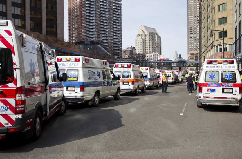 Машины скорой помощи, припаркованные недалеко от места взрыва на 117-м Бостонском марафоне. (Reuters/Dominick Reuter)  