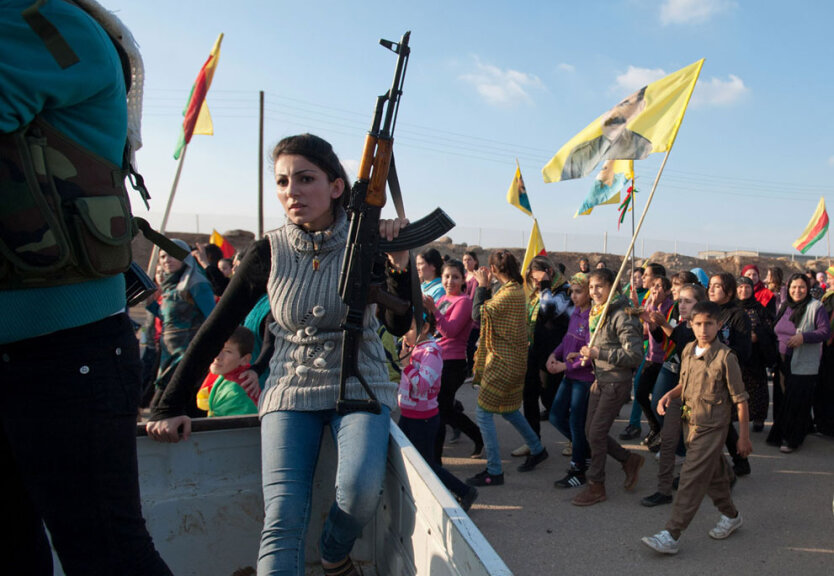 Курдская антиправительственная демонстрация в честь освобождения города Дерик, провинция Аль-Маликия