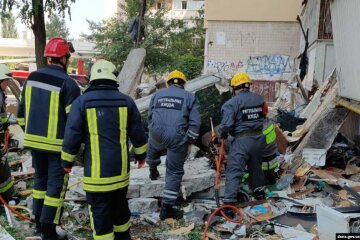 Спасатели работают на месте взрыва, взрыв на Позняках