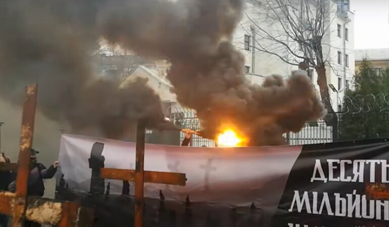 Акция Нацкорпуса под посольством России