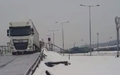 Укрзалізниця доставила українські вантажівки через кордон із Польщі