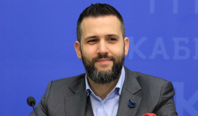максим нефедов