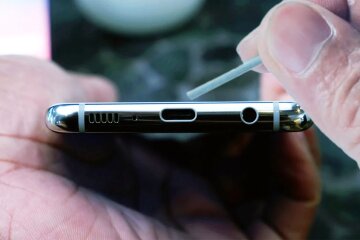 Чистка разъема зарядки смартфона / Коллаж / Shutterstock/