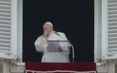 Помощник Папы Римского заразился