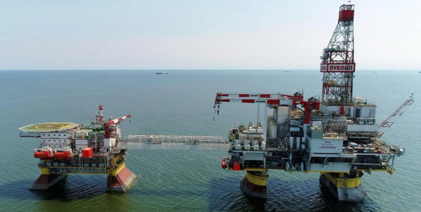 Фото платформы "Лукойл" на месторождении "Ракушечное"