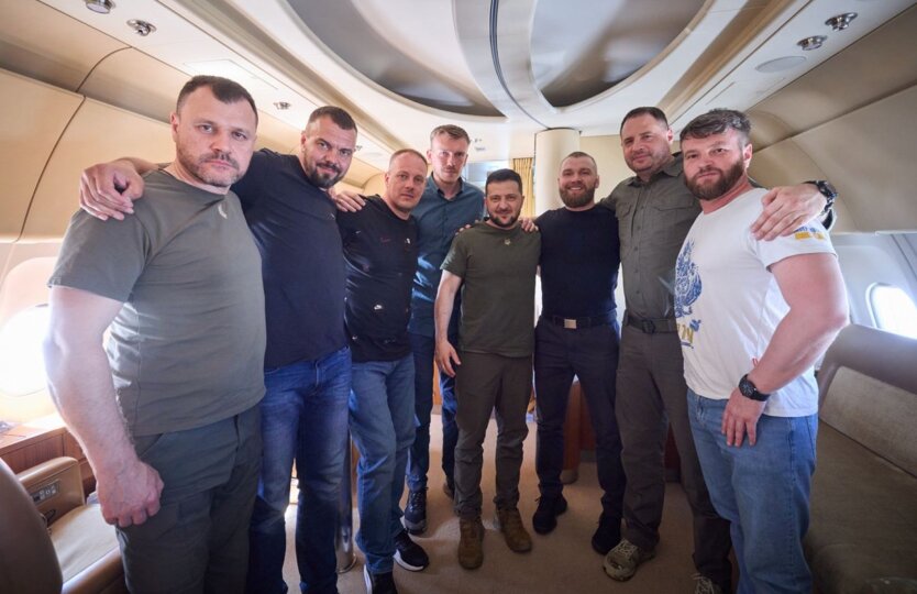 Зеленський повертається до України зі звільненими з полону героями з "Азовсталі"