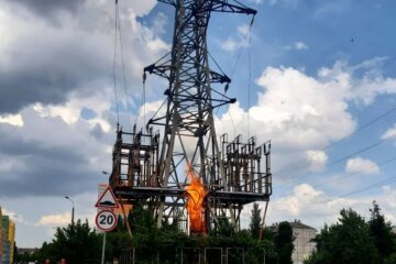 В Киеве загорелась электроопора