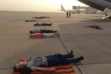 Украинцы спят в Баку на аэродроме2