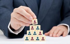 Держслужбовці та чиновники