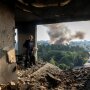 Поврежденное жилое здание в Киеве \ Фото: Томас Питер, Reuters
