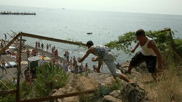 Жители Малореченского ломают забор вокруг пляжа