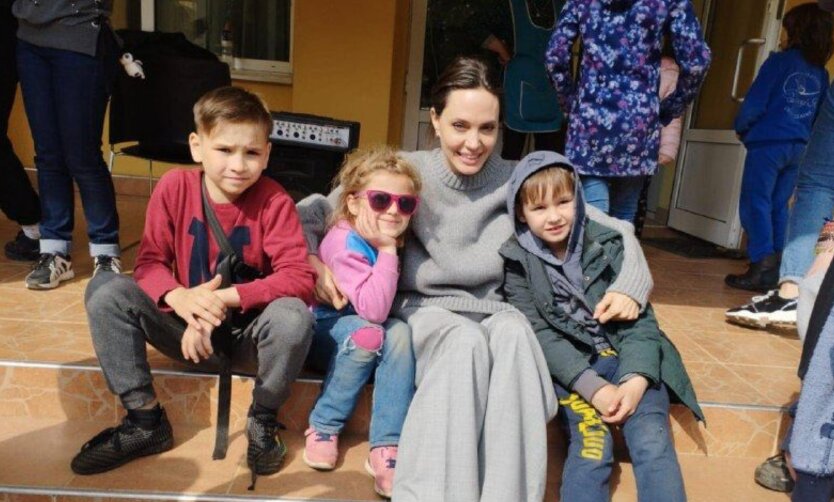 Джоли во Львове бежала в укрытие во время воздушной тревоги: видео