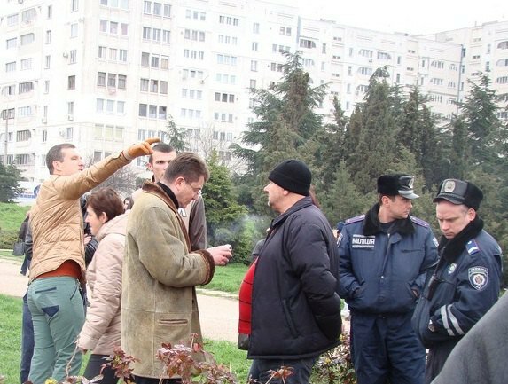Иван Комелов - мужчина в очках слева от сотрудников милиции и человека в черной шапке, фото предоставлено автором блога