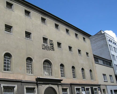 В Люцерне за 90 евро в сутки можно остановиться в бывшем здании тюрьмы. Отель Jailhotel Loewengraben очень популярен, особенно среди молодежи. 