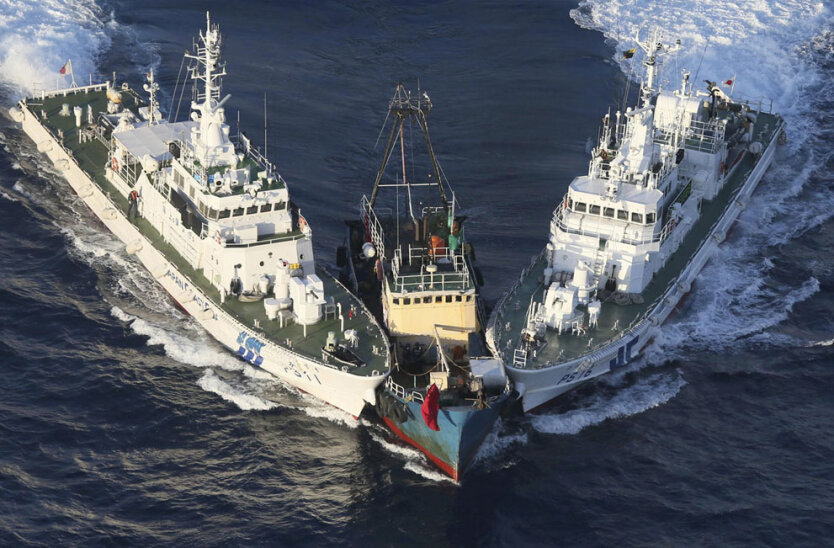 Захваченный патрульными кораблями японской береговой охраны баркас с политическими активистами