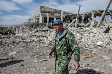 Бывший российский десантник Якут на руинах аэропорта Луганска