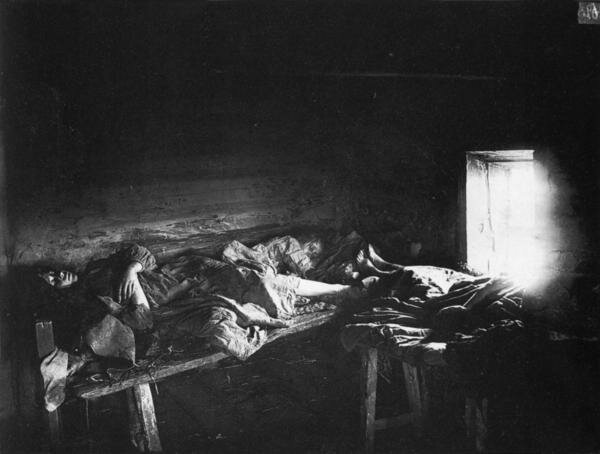 Семья, больная тифом, в городе Княгинине  1891-1892 гг. Фото - Максим Дмитриев