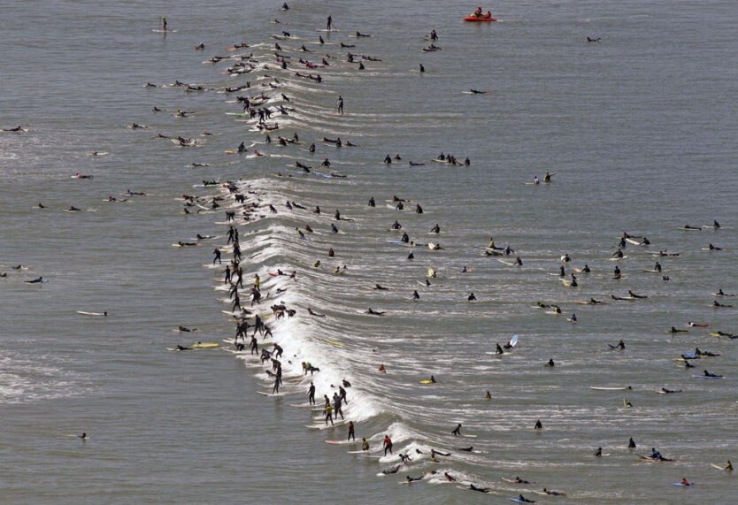 Пляж Муйценберг на окраине Кейптауна, ЮАР. Попытка установления нового гиннесовского  рекорда по количеству серфингистов на одной волне. 