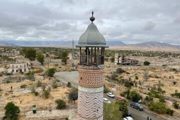 Разрушенный Агдам. В городе из уцелевших зданий осталась только эта мечеть