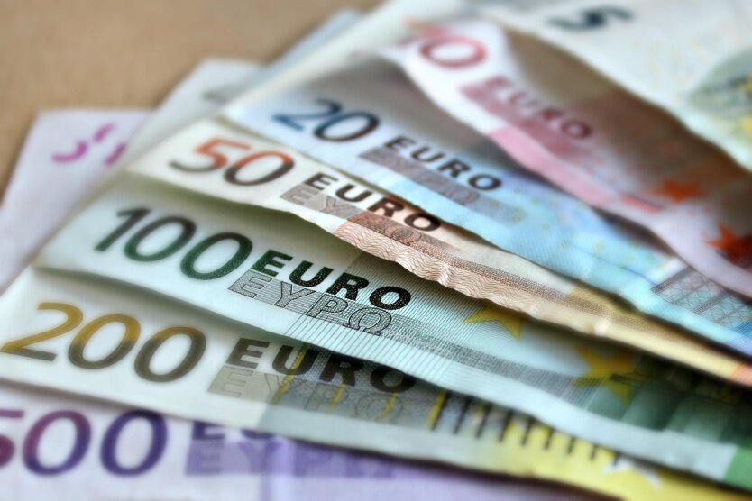 Европейская общая валюта теперь стоит на рынке ЕС почти одинаково с американским долларом