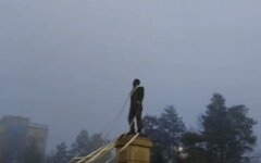 Памятник Нурсултану Назарбаеву в Талдыкоргане сносят