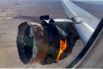 Boeing 777-200, Двигатель самолета загорелся над Колорадо, United Airlines