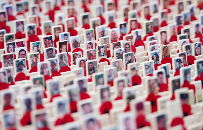 Вестминстерское аббатство, Лондон. Кресты на мемориале «Поле Памяти» с портретами погибших в боях в Афганистане солдат. 
