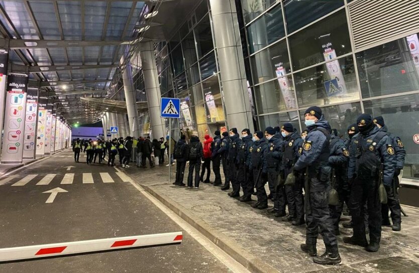 Аэропорт Жуляны перед прилетом Петра Порошенко, фото УНИАН