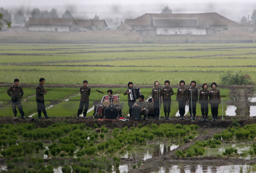 КНДР. Артисты выступают перед крестьянами прямо посреди поля. 