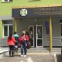 Люди возле здания Пенсионного фонда Украині