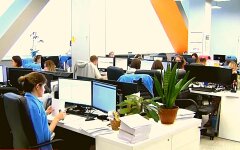 Люди работают в офисе в Украине