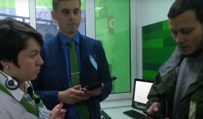ПриватБанк "замораживает" социальные выплаты на счетах украинцев