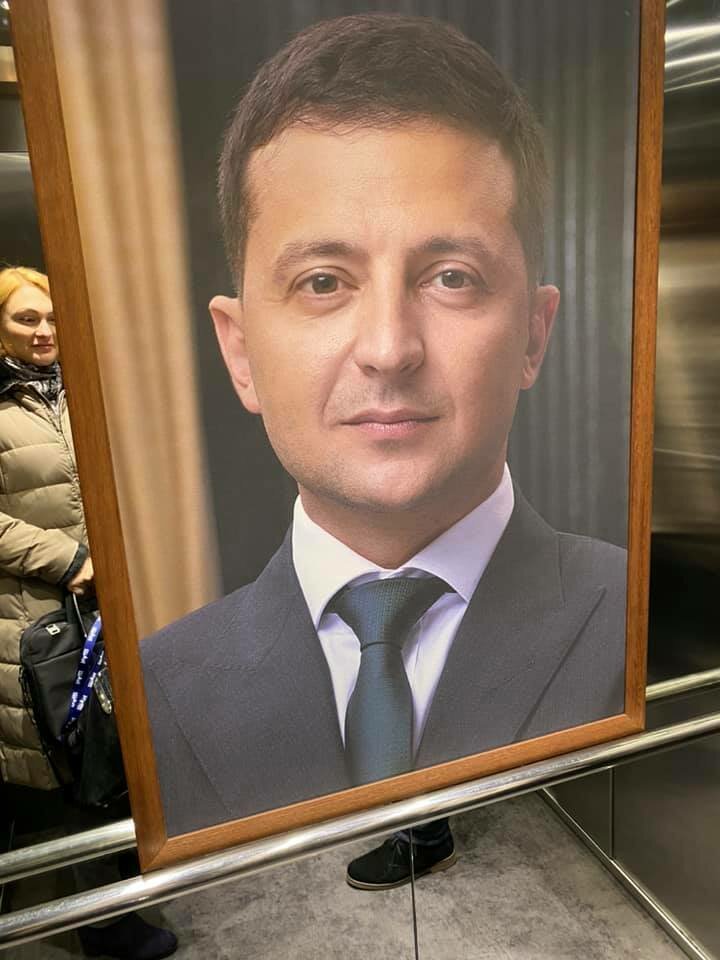 портрет владимира зеленского повесили в лифте: реакция людей
