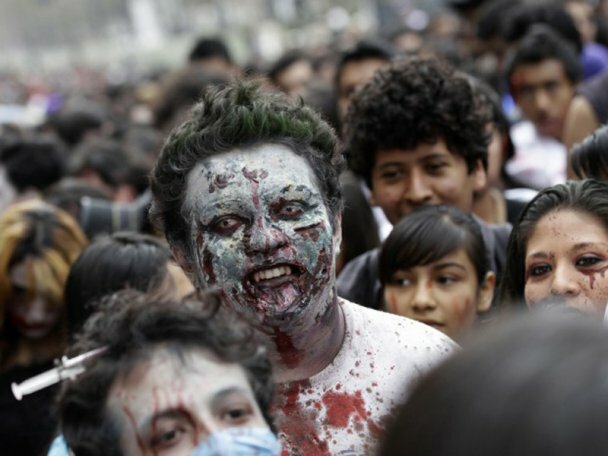 7. В этом году жители Мехико объединили традиционный парад зомби с попыткой попасть в книгу рекордов Гиннеса, как самое большое собрание зомби в одном месте. (bigpicture.ru)