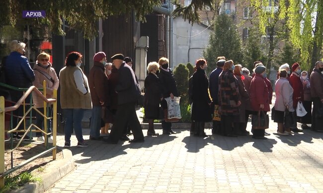 Очередь пенсионеров в Украине в отделение соцпомощи