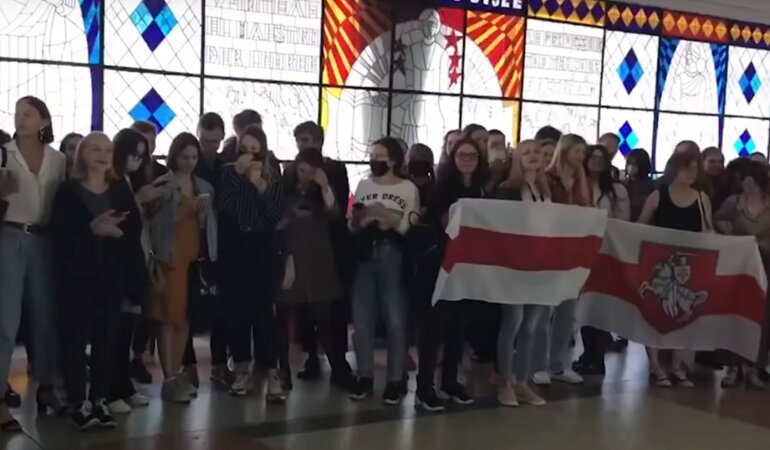 В Минске силовики жестко задержали студентов МГЛУ: видео