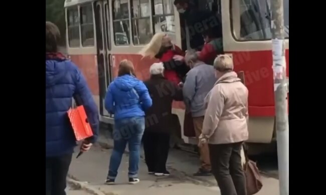 Киевляне устроили самосуд в трамвае: видео