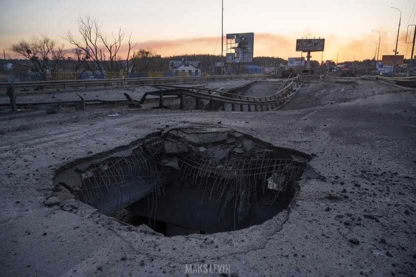 Зруйнований міст в Ірпені. Війна Росії та України