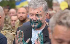 Петр Порошенко после нападения с зеленкой в Киеве