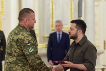 Валерий Залужный и Владимир Зеленский, награждение