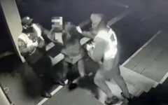 Неадекват издевался над животным и подрался с полицейским: видео